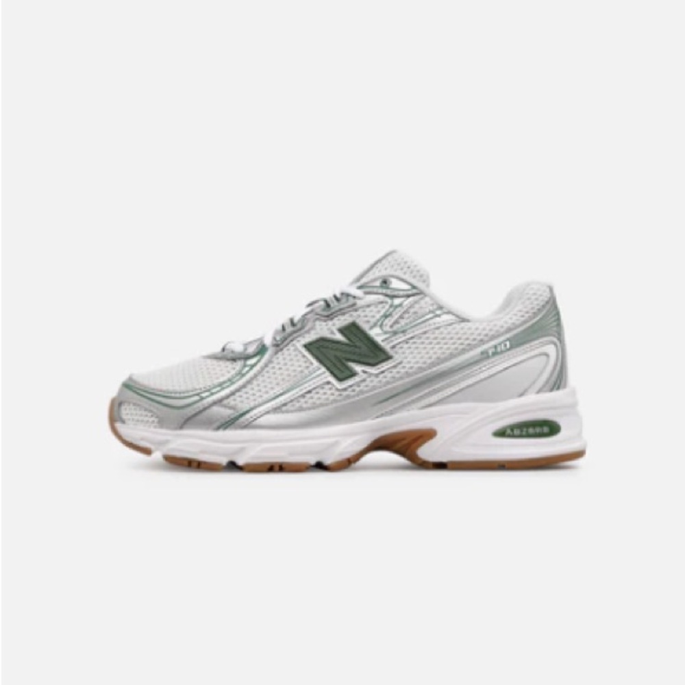 New Balance Men's White and Green Athletic Running Shoes - Picture 12 of 13